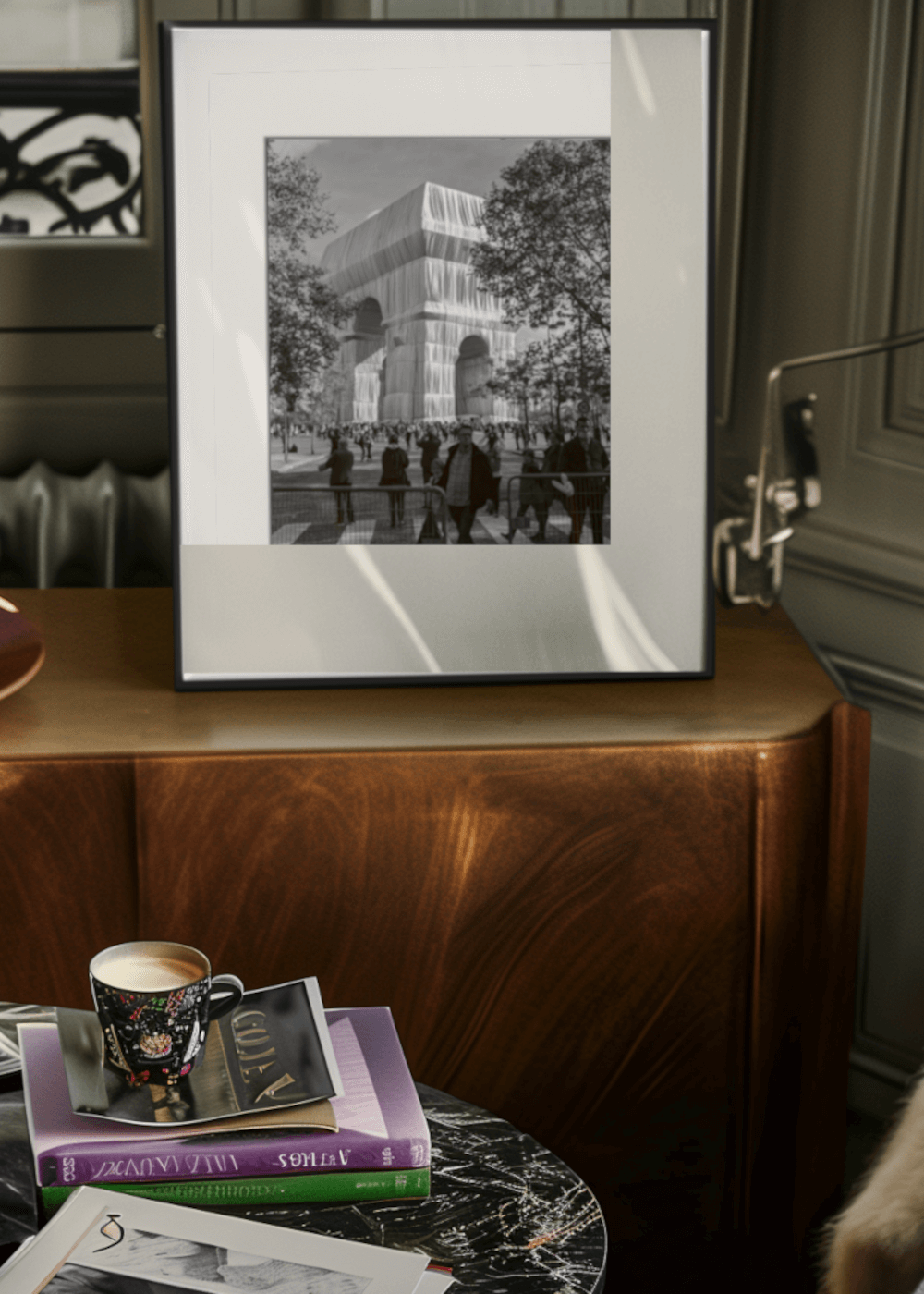 Frame M auf einem Tee Tisch