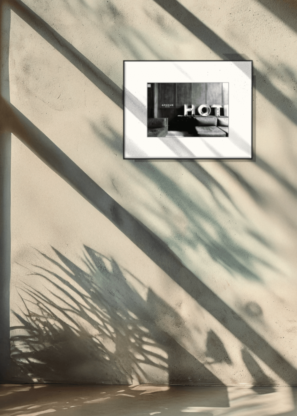 Apheum Frame L an einer beigen Wand Sonnenlicht