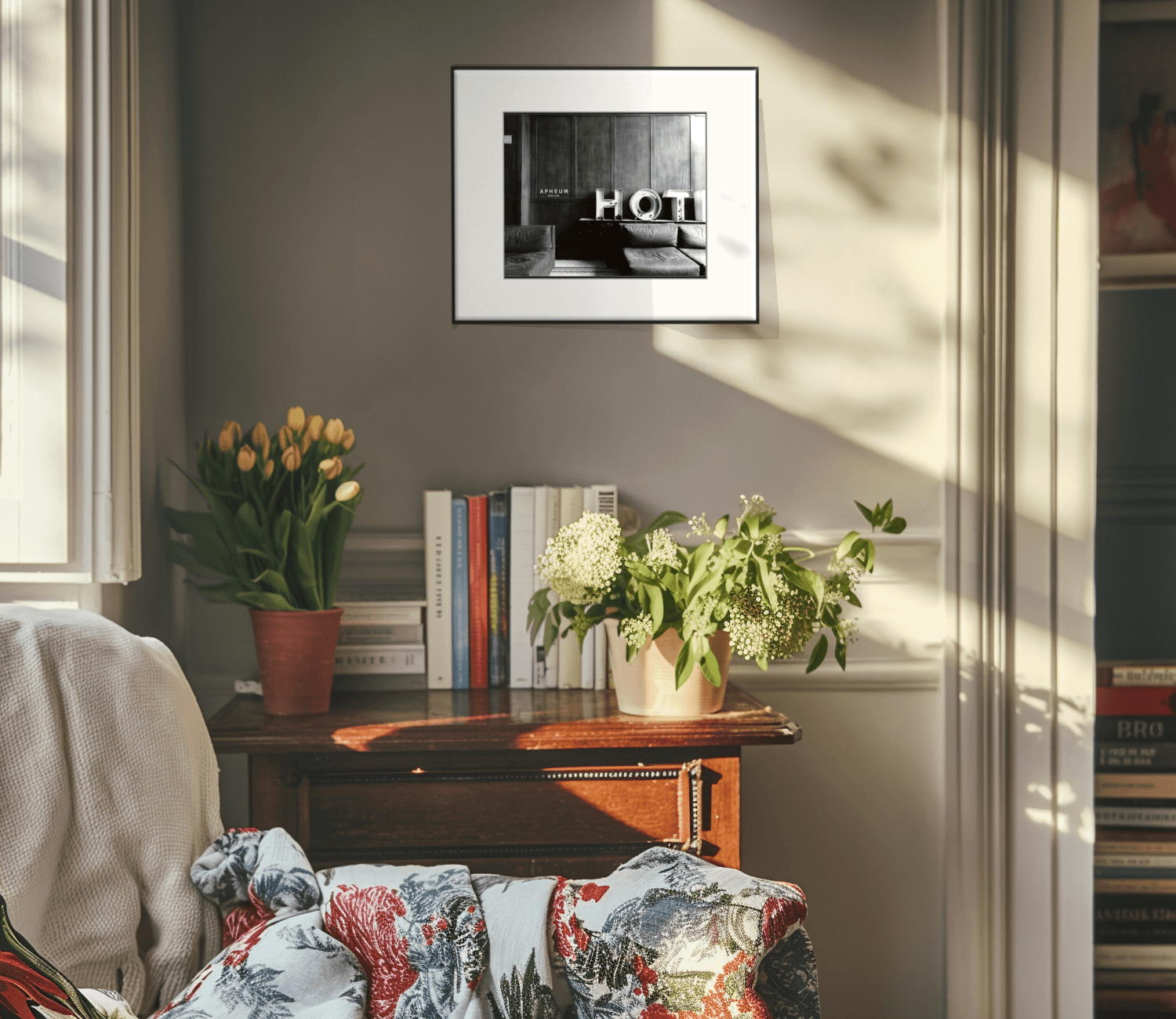 Apheum Frame M an einer beigen Wand in einem klassischen Wohnzimmer mit Pflanzen