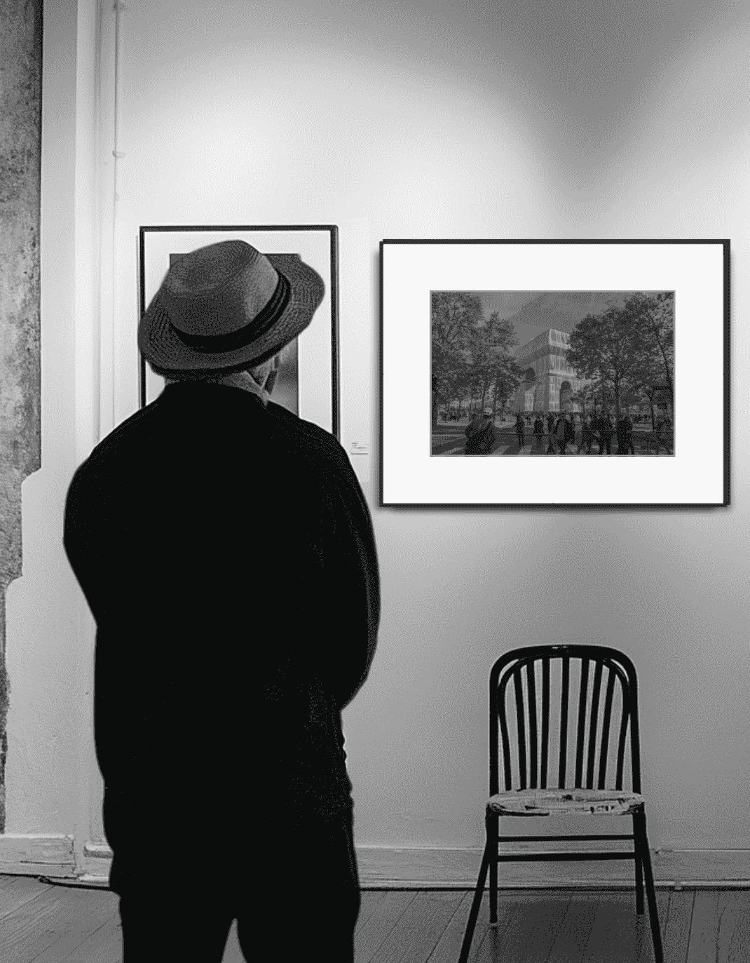 Mann blickt auf einen APHEUM Frame L mit einem Bild aus Paris