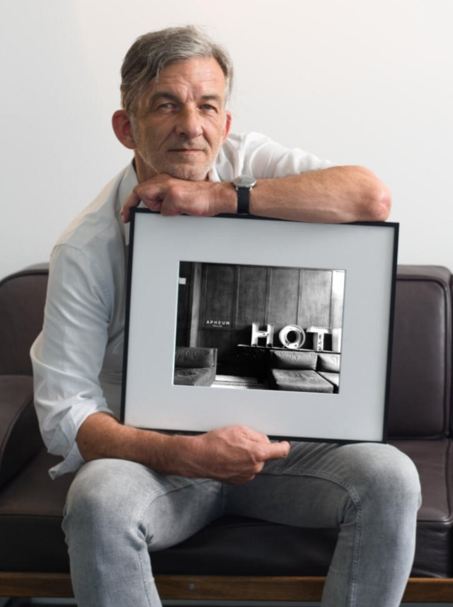 Man sitzend mit einem Apheum Frame M auf den Knien