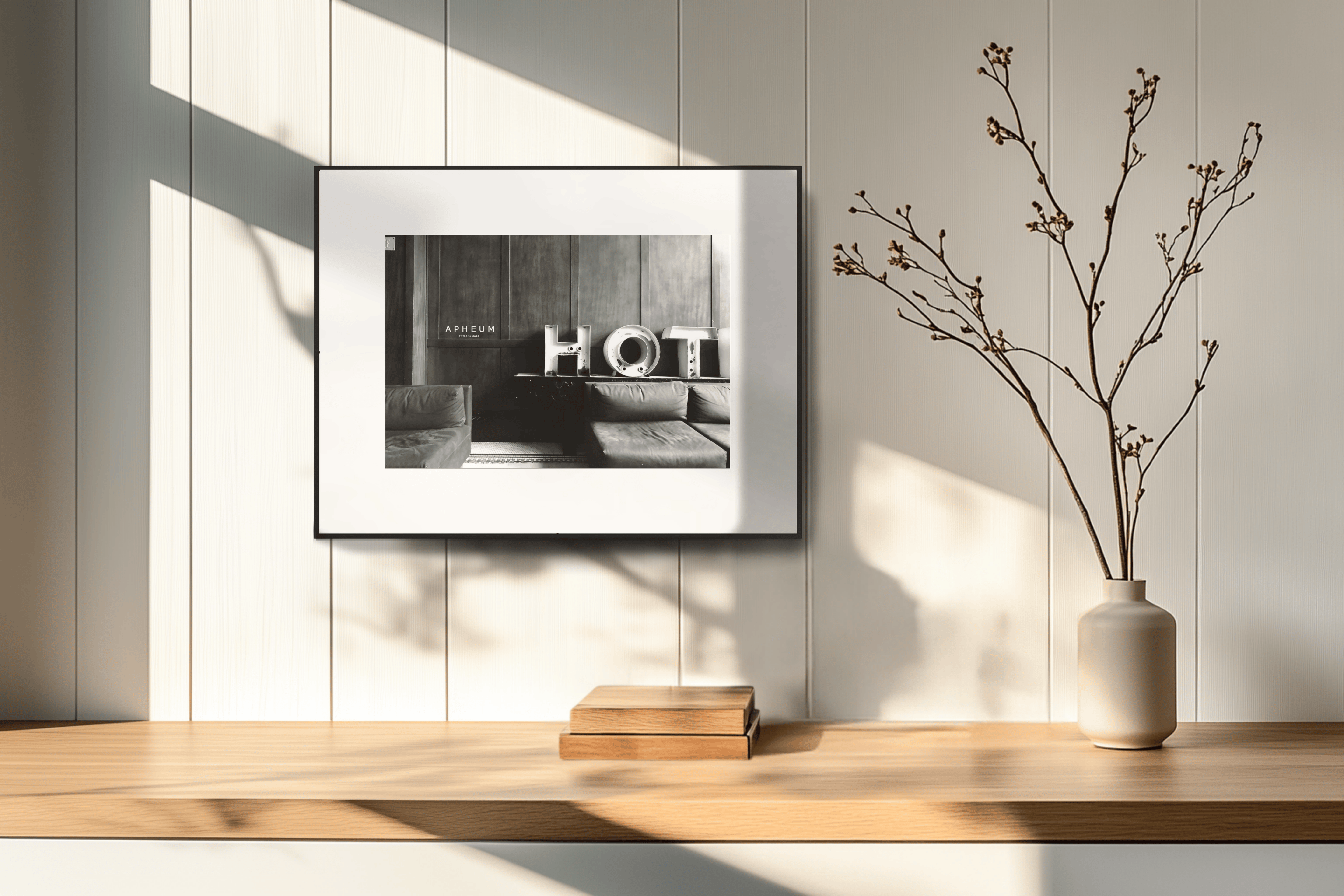 Digital Fine-Art Frame-L mit schwarzem Rahmen auf einem Holztisch neben einer Vase und minimalistischer Dekoration