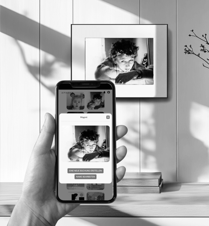 Moderne Digital Fine-Art Frame-L, präsentiert ein Bild eines Kindes mit Smartphone Steuerung
