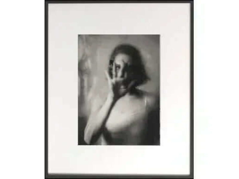 Alt Tag: Mary Ann Weber - 3 Monats-Abonnement+Frame M+Private Lifetime Lizenz – gerahmtes, schwarzweißes Fotokunst-Porträt mit Hand vor dem Gesicht