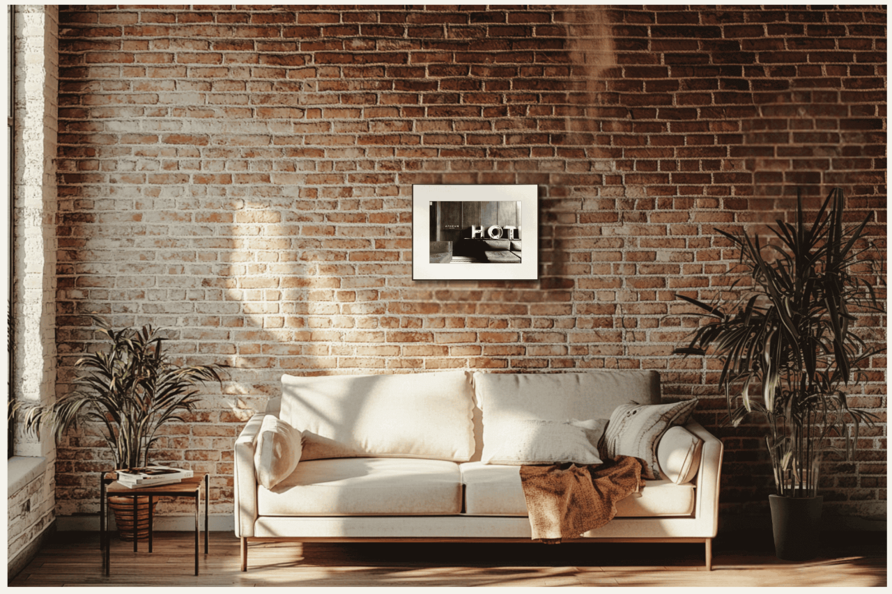 Moderne Wohnung mit einem Digital Fine-Art Frame-L über einem gemütlichen Sofa vor einer Ziegelwand