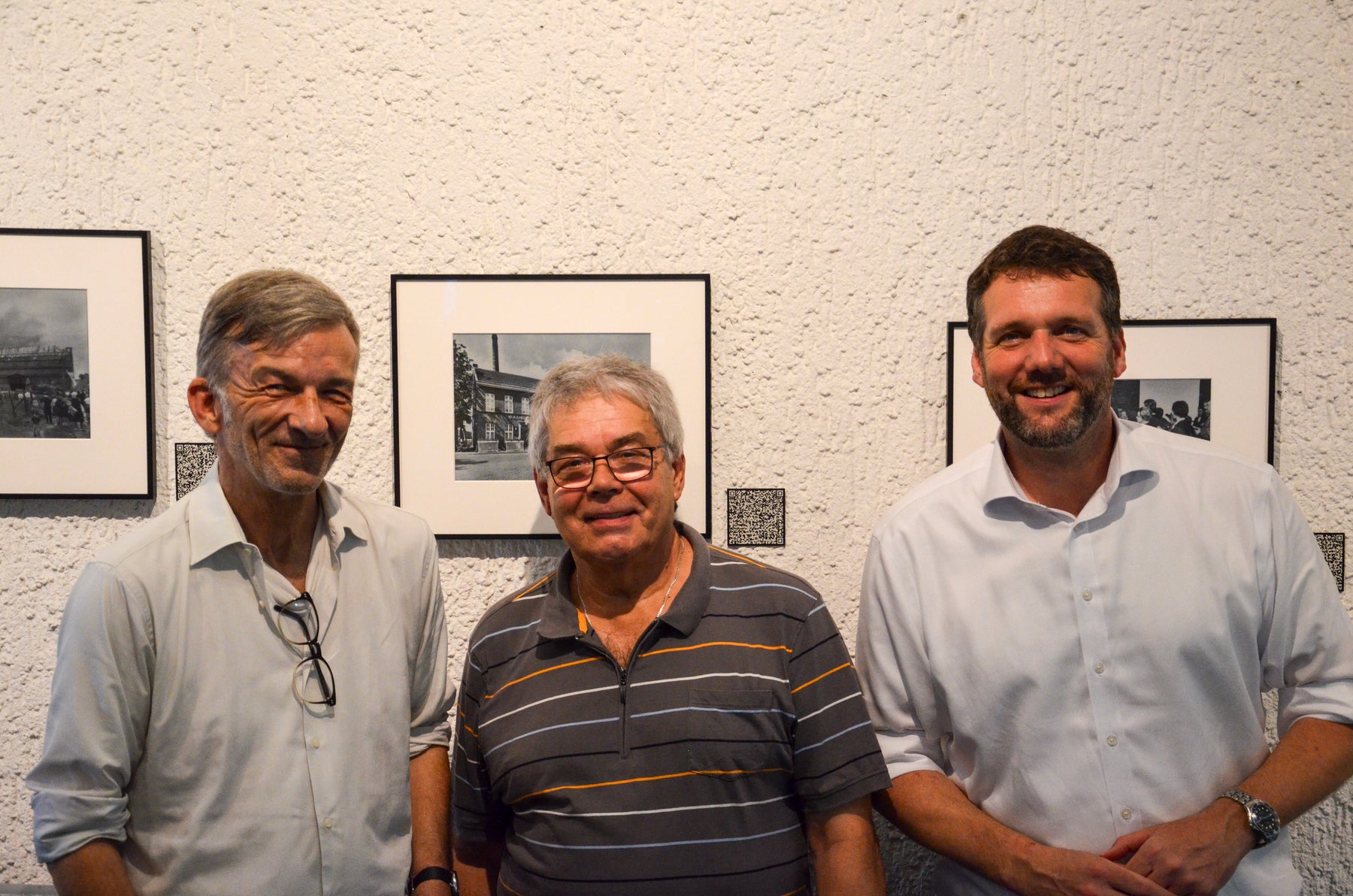 Gruppenfoto der Beteiligten vor den APHEUM Frames im Rathaus Schwalmtal.