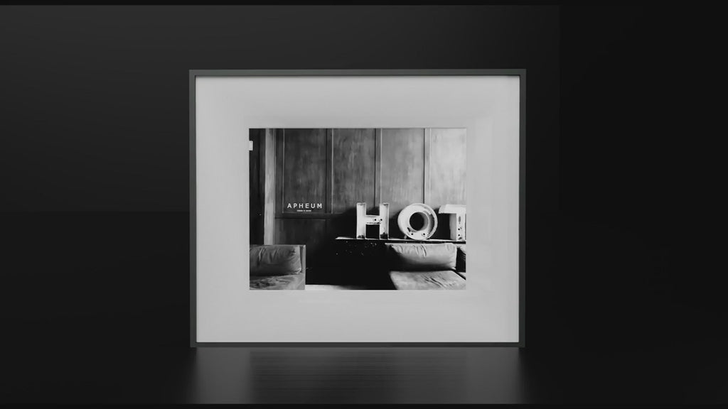 Frame M in Aktion auf schwarzem Hintergrund